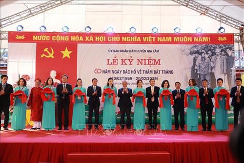 Phó Chủ tịch Quốc hội Uông Chu Lưu và các đại biểu cắt băng khai trương khu trưng bày giới thiệu sản phẩm gốm sứ tiêu biểu của Bát Tràng và các làng nghề truyền thống. Ảnh: Mạnh Khánh-TTXVN