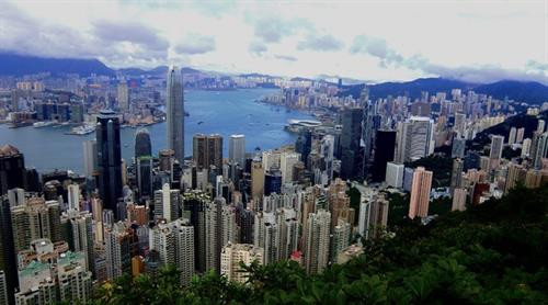 1. Boston-Cambridge (Mỹ) THE nhóm hai thành phố nổi tiếng của Mỹ vì sự gần gũi giữa chúng. Nơi đây có những viện đại học uy tín nhất thế giới, gồm: Đại học Harvard, Viện Công nghệ Massachusetts, Đại học Boston, Đại học Massachusetts, Đại học Tufts và Đại học Northeastern. Ảnh: Vox Cambridge 2. London (Anh) London cũng có 6 đại học trong top 200 trường do THE bình chọn: Đại học Hoàng gia London, Trường King's College, Trường Kinh tế và Khoa học chính trị London, Đại học Queen Mary, Royal Holloway (Đại học London) và Trường University College London (UCL). Ảnh: Hand Luggage Only 3. Paris (Pháp) Paris là điểm đến mơ ước của sinh viên quốc tế. 5 trường đại học hàng đầu thế giới có trụ sở ở thành phố này, gồm: Đại học Bách khoa Paris, Đại học Nghiên cứu PSL - Paris Sciences et Lettres, Đại học Paris-Sorbonne (Paris 4), Đại học Paris-Sud, Đại học Pierre and Marie Curie. Ảnh: SIS 4. Hong Kong (Trung Quốc) Giống như Paris, Hong Kong cũng có 5 trong số 200 trường hàng đầu thế giới, gồm: Đại học Trung văn Hương Cảng, trường City University of Hong Kong, Đại học Bách khoa Hong Kong, Đại học Khoa học và Công nghệ Hong Kong và Đại học Hong Kong. Ảnh: The Travellight World 5. Berlin (Đức) Bốn đại học nổi tiếng nằm ở thủ đô của Đức là: trường Charité - Universitätsmedizin Berlin, Đại học Humboldt Berlin, Đại học Kỹ thuật Berlin và Đại học Free Berlin. Ảnh: Kulturpara 6. Los Angeles (Mỹ) Thành phố nổi tiếng bậc nhất nước Mỹ là nhà của Viện Công nghệ California, Đại học California Irvine, Đại học California ở Los Angeles và Đại học Southern California. Ảnh: College Magazine 7. Stockholm (Thụy Điển) Thủ đô của Thụy Điển có 3 đại học nằm trong top 200 do THE bình chọn, gồm: Viện Karolinska, Viện Công nghệ Hoàng gia KTH và Đại học Stockholm. Ảnh: Domingo Leiva 8. New York (Mỹ) Thành phố New York là nơi đặt khuôn viên của ba đại học lớn: Đại học Columbia, Đại học New York và Đại học Rutgers (thuộc Đại học bang New Jersey). Ảnh: Sitios Turisticos 1. Boston-Cambridge (Mỹ) THE nhóm hai thành phố nổi tiếng của Mỹ vì sự gần gũi giữa chúng. Nơi đây có những viện đại học uy tín nhất thế giới, gồm: Đại học Harvard, Viện Công nghệ Massachusetts, Đại học Boston, Đại học Massachusetts, Đại học Tufts và Đại học Northeastern. Ảnh: Vox Cambridge 2. London (Anh) London cũng có 6 đại học trong top 200 trường do THE bình chọn: Đại học Hoàng gia London, Trường King's College, Trường Kinh tế và Khoa học chính trị London, Đại học Queen Mary, Royal Holloway (Đại học London) và Trường University College London (UCL). Ảnh: Hand Luggage Only 3. Paris (Pháp) Paris là điểm đến mơ ước của sinh viên quốc tế. 5 trường đại học hàng đầu thế giới có trụ sở ở thành phố này, gồm: Đại học Bách khoa Paris, Đại học Nghiên cứu PSL - Paris Sciences et Lettres, Đại học Paris-Sorbonne (Paris 4), Đại học Paris-Sud, Đại học Pierre and Marie Curie. Ảnh: SIS 4. Hong Kong (Trung Quốc) Giống như Paris, Hong Kong cũng có 5 trong số 200 trường hàng đầu thế giới, gồm: Đại học Trung văn Hương Cảng, trường City University of Hong Kong, Đại học Bách khoa Hong Kong, Đại học Khoa học và Công nghệ Hong Kong và Đại học Hong Kong. Ảnh: The Travellight World 5. Berlin (Đức) Bốn đại học nổi tiếng nằm ở thủ đô của Đức là: trường Charité - Universitätsmedizin Berlin, Đại học Humboldt Berlin, Đại học Kỹ thuật Berlin và Đại học Free Berlin. Ảnh: Kulturpara 6. Los Angeles (Mỹ) Thành phố nổi tiếng bậc nhất nước Mỹ là nhà của Viện Công nghệ California, Đại học California Irvine, Đại học California ở Los Angeles và Đại học Southern California. Ảnh: College Magazine 7. Stockholm (Thụy Điển) Thủ đô của Thụy Điển có 3 đại học nằm trong top 200 do THE bình chọn, gồm: Viện Karolinska, Viện Công nghệ Hoàng gia KTH và Đại học Stockholm. Ảnh: Domingo Leiva 8. New York (Mỹ) Thành phố New York là nơi đặt khuôn viên của ba đại học lớn: Đại học Columbia, Đại học New York và Đại học Rutgers (thuộc Đại học bang New Jersey). Ảnh: Sitios Turisticos