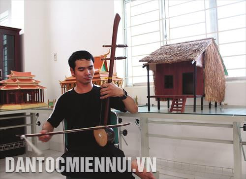 Thạch Hoài Thanh, sinh viên Khóa 2013-2018 Lớp biểu diễn nhạc cụ truyền thống Khmer Nam bộ (Khoa Ngôn ngữ - Văn hóa - Nghệ thuật Khmer Nam Bộ, Trường Đại học Trà Vinh) biểu diễn nhạc cụ truyền thống T'rô U. Ảnh: Sơn Hên Thạch Hoài Thanh, sinh viên Khóa 2013-2018 Lớp biểu diễn nhạc cụ truyền thống Khmer Nam bộ (Khoa Ngôn ngữ - Văn hóa - Nghệ thuật Khmer Nam Bộ, Trường Đại học Trà Vinh) biểu diễn nhạc cụ truyền thống T'rô U. Ảnh: Sơn Hên