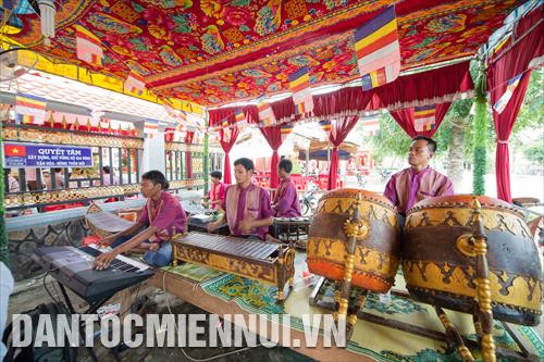 Các nhạc cụ cổ truyền Khmer hòa tấu với nhạc cụ hiện đại tại một lễ hội ở tỉnh Trà Vinh. Ảnh: Bảo Long