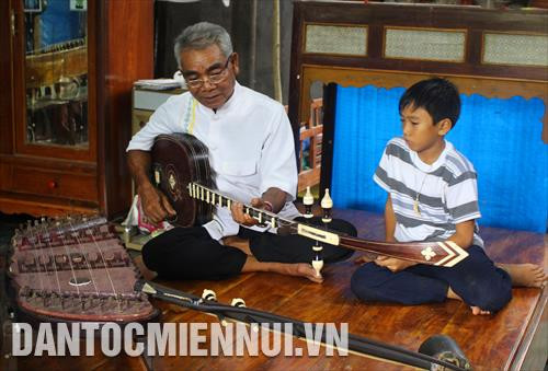 Với 4 thế hệ gắn bó với nhạc cụ truyền thống Khmer, nghệ nhân ưu tú Danh Xà Rậm ở ấp Đầu Sấu Đông (Lộc Ninh, Hồng Dân, Bạc Liêu) là người nhiệt huyết với âm nhạc truyền thống của dân tộc, đặc biệt là đàn Cha-pây Đoong Vêng. Ảnh Sơn Hên