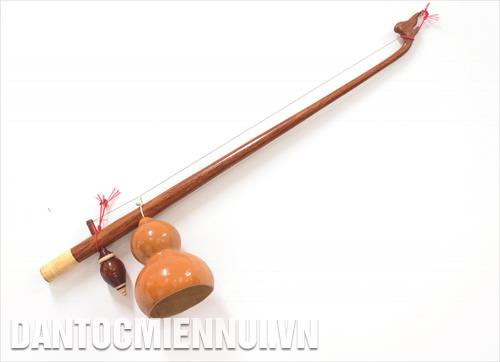 Tiêu bản đàn Kh’ser Điêu - nhạc cụ có nguy cơ mai một do ít người biết diễn tấu - được lưu giữ tại Khu thực hành biểu diễn nghệ thuật của trường Đại học Trà Vinh. Ảnh: Sơn Hên Tiêu bản đàn Kh’ser Điêu - nhạc cụ có nguy cơ mai một do ít người biết diễn tấu - được lưu giữ tại Khu thực hành biểu diễn nghệ thuật của trường Đại học Trà Vinh. Ảnh: Sơn Hên