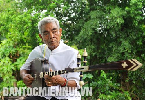 Với 4 thế hệ gắn bó với nhạc cụ truyền thống Khmer, nghệ nhân ưu tú Danh Xà Rậm ở ấp Đầu Sấu Đông (Lộc Ninh, Hồng Dân, Bạc Liêu) là người nhiệt huyết với âm nhạc truyền thống của dân tộc, đặc biệt là đàn Cha-pây Đoong Vêng. Ảnh Sơn Hên