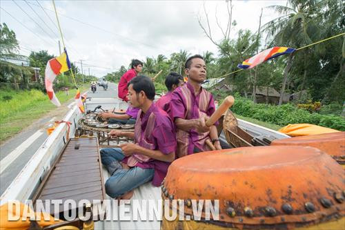 Một đội nhạc lễ Khmer biểu diễn ngẫu hứng trên đường phố Trà Vinh, tỉnh có tỷ lệ đồng bào Khmer cư trú đông nhất ở Nam Bộ, chiếm hơn 30% dân số địa phương. Ảnh: Bảo Long