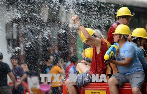 Người dân tham gia Tết té nước tại Luang Prabang, Lào ngày 15/4. THX/TTXVN