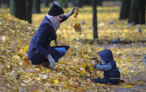 Một con sóc tìm thức ăn trên thảm lá vàng tại công viên Tsaritsino, Moskva, Nga. Ảnh: Maxim Shipenkov. Người phụ nữ và đứa bé chơi với lá vàng tại một công viên ở thành phố cảng St. Petersburg, Nga. Ảnh: AP. Một du khách trekking lên dãy núi Zillertal Alps tại làng Ginzling, Áo. Đỉnh Hochfeiler của dãy núi này có độ cao 3.510 m, vào mùa đông sẽ trở thành điểm đến trượt tuyết của nhiều khách du lịch. Ảnh: Reuters. Khung cảnh tại làng Gorodechno, nơi cách thủ đô Minsk của Belarus khoảng 150 km về phía tây. Ảnh: AP. Rừng thu lá vàng rực vào một ngày nắng ấm tại thủ đô Vilnius, Litva, một quốc gia ở châu Âu. Ảnh: AP Người phụ nữ dắt chó dạo chơi trong công viên ở Vilnius. Ảnh: AP. Anh Fischer Lees ghi lại khoảnh khắc cho chị Catherine Beni và con trai Maximus 3 tháng tuổi trong khu vườn Nhật Bản ngập tràn sắc lá đỏ thuộc thành phố Seattle, Washington, Mỹ. Theo các nhà khoa học, màu đỏ của lá được tạo ra bởi một loại sắc tố có tên là Anthocyanin. Ảnh: Seattle Times. Một con sóc tìm thức ăn trên thảm lá vàng tại công viên Tsaritsino, Moskva, Nga. Ảnh: Maxim Shipenkov. Người phụ nữ và đứa bé chơi với lá vàng tại một công viên ở thành phố cảng St. Petersburg, Nga. Ảnh: AP. Một du khách trekking lên dãy núi Zillertal Alps tại làng Ginzling, Áo. Đỉnh Hochfeiler của dãy núi này có độ cao 3.510 m, vào mùa đông sẽ trở thành điểm đến trượt tuyết của nhiều khách du lịch. Ảnh: Reuters. Khung cảnh tại làng Gorodechno, nơi cách thủ đô Minsk của Belarus khoảng 150 km về phía tây. Ảnh: AP. Rừng thu lá vàng rực vào một ngày nắng ấm tại thủ đô Vilnius, Litva, một quốc gia ở châu Âu. Ảnh: AP Người phụ nữ dắt chó dạo chơi trong công viên ở Vilnius. Ảnh: AP. Anh Fischer Lees ghi lại khoảnh khắc cho chị Catherine Beni và con trai Maximus 3 tháng tuổi trong khu vườn Nhật Bản ngập tràn sắc lá đỏ thuộc thành phố Seattle, Washington, Mỹ. Theo các nhà khoa học, màu đỏ của lá được tạo ra bởi một loại sắc tố có tên là Anthocyanin. Ảnh: Seattle Times.