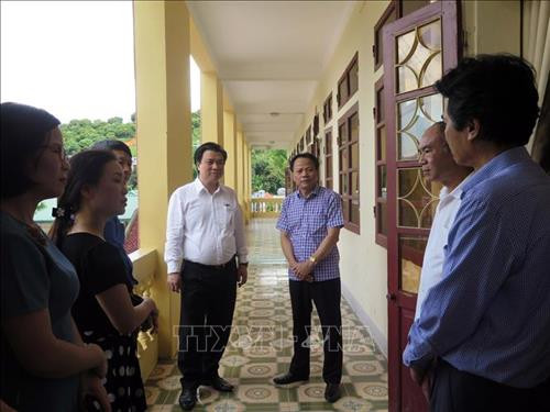 Thứ trưởng Bộ Giáo dục và Đào tạo Nguyễn Hữu Độ kiểm tra khu vực chấm thi. Ảnh: Hữu Quyết - TTXVN Thứ trưởng Bộ Giáo dục và Đào tạo Nguyễn Hữu Độ kiểm tra khu vực chấm thi. Ảnh: Hữu Quyết - TTXVN