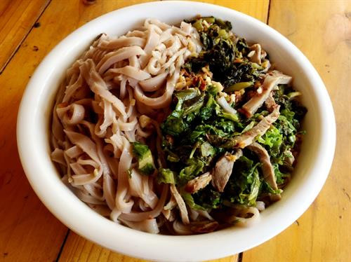 Phở hồng trộn xá xíu.