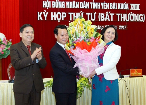 Thường trực Tỉnh ủy Yên Bái tặng hoa chúc mừng đồng chí Đỗ Đức Duy được bầu giữ chức Chủ tịch UBND tỉnh Yên Bái. Ảnh: Thế Duyệt – TTXVN