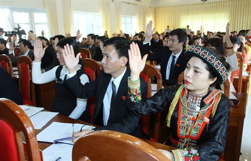 Các đại biểu biểu quyết thông qua các Nghị quyết tại kỳ họp. Ảnh: Thế Duyệt – TTXVN