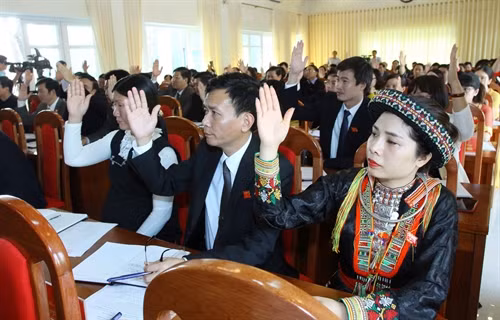 Các đại biểu biểu quyết thông qua các Nghị quyết tại kỳ họp. Ảnh: Thế Duyệt – TTXVN
