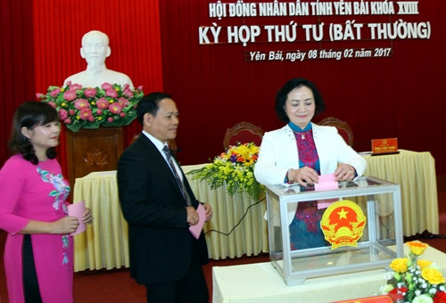 Các đại biểu bầu các chức danh của HĐND và UBND tỉnh Yên Bái nhiệm kỳ 2016 - 2021. Ảnh: Thế Duyệt – TTXVN