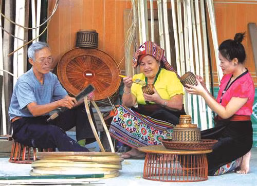 Các sản phẩm mây, tre đan của đồng bào dân tộc ở huyện Quế Phong được làm theo phương pháp thủ công truyền thống Các sản phẩm mây, tre đan của đồng bào dân tộc ở huyện Quế Phong được làm theo phương pháp thủ công truyền thống