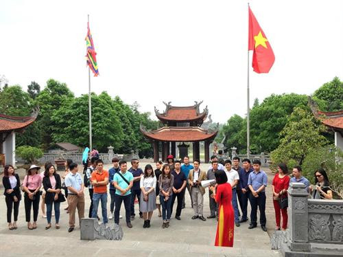 Các đại biểu dâng hương và thăm quan Đền Quốc tổ Lạc Long Quân. Ảnh: Trung Kiên - TTXVN Các đại biểu dâng hương và thăm quan Đền Quốc tổ Lạc Long Quân. Ảnh: Trung Kiên - TTXVN