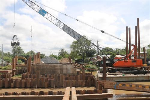 Thi công cống Cái Lá, huyện Cai Lậy. Ảnh: Minh Trí - TTXVN Thi công cống Cái Lá, huyện Cai Lậy. Ảnh: Minh Trí - TTXVN