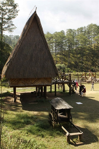 Kiến trúc nhà độc đáo của người K’ho trong làng Cù Lần.