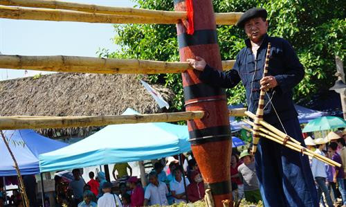 Nghệ nhân dân tộc Mông Vàng Sá Thào, xã Phố Cáo, huyện Đồng Văn giới thiệu lịch sử cây khèn của người Mông. Ảnh: Hoàng Tâm