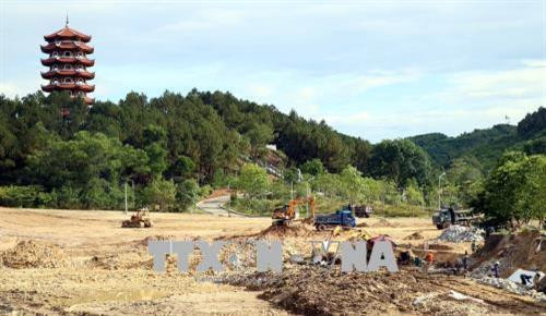 Lực lượng công nhân đang thi công dự án hồ sinh thái tại Khu di tích Ngã ba Đồng Lộc. Ảnh Công Tường - TTXVN