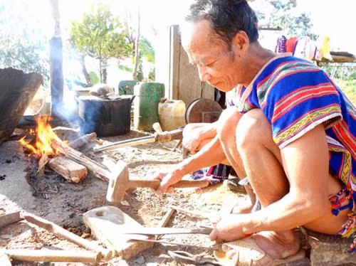 Thợ rèn Cơtu vùng núi Quảng Nam rèn dụng cụ phục vụ cho mùa sản xuất