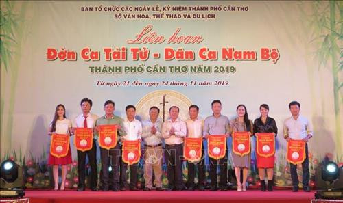 Vinh danh các nghệ sĩ có nhiều đóng góp cho sự phát triển của Đờn ca tài tử - Dân ca Nam Bộ. Ảnh: Ánh Tuyết - TTXVN