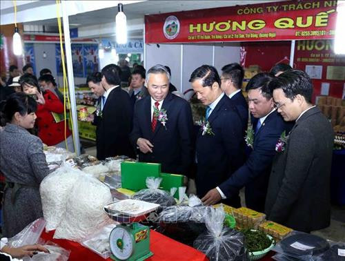 Thứ trưởng Bộ Nông nghiệp và Phát triển nông thôn Phùng Đức Tiến cùng các đại biểu tham quan gian hàng trưng bầy ngày khai mạc Hội chợ Xuân. Ảnh: Vũ Sinh – TTXVN Thứ trưởng Bộ Nông nghiệp và Phát triển nông thôn Phùng Đức Tiến cùng các đại biểu tham quan gian hàng trưng bầy ngày khai mạc Hội chợ Xuân. Ảnh: Vũ Sinh – TTXVN