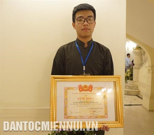 Em Nguyễn Huy Thành, dân tộc Mường đến từ thành phố Hòa Bình (tỉnh Hòa Bình) đã đạt giải Nhì trong kỳ thi Khoa học kỹ thuật Quốc gia môn Vật lý thiên văn học. Được tuyên dương hôm nay là động lực để em phấn đấu hơn nữa trong chặng đường tiếp theo.
