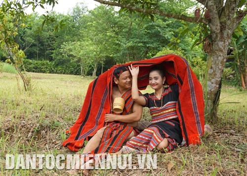 Họ trao cho nhau những lễ vật coi như lời hẹn ước nên duyên vợ chồng. Ảnh: Hoàng Hải