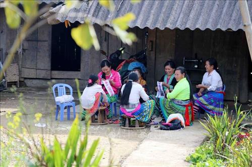 Cuộc sống hằng ngày của bà con nhân dân bản Lao Chải 2. Ảnh: Công Tuyên – TTXVN Cuộc sống hằng ngày của bà con nhân dân bản Lao Chải 2. Ảnh: Công Tuyên – TTXVN