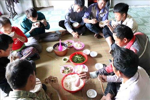 Bữa cơm không rượu, bia trong dịp Lễ tết, ma chay, cưới hỏi của bà con nhân dân trong bản Lao Chải 2. Ảnh: Công Tuyên - TTXVN Bữa cơm không rượu, bia trong dịp Lễ tết, ma chay, cưới hỏi của bà con nhân dân trong bản Lao Chải 2. Ảnh: Công Tuyên - TTXVN