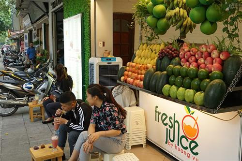 Đề án nêu rõ, quản lý hệ thống cửa hàng kinh doanh trái cây trên các tuyến phố và khu dân cư thuộc các quận nội thành Thành phố Hà Nội. Hà Nội sẽ tăng cường kiểm tra, kiểm soát và xử lý nghiêm các hành vi vi phạm, không chấp hành quy định pháp luật trong hoạt động kinh doanh trái cây và xóa bỏ các điểm kinh doanh lấn chiếm vỉa hè, lòng đường... Hà Nội sẽ tăng cường kiểm tra, kiểm soát và xử lý nghiêm các hành vi vi phạm, không chấp hành quy định pháp luật trong hoạt động kinh doanh trái cây và xóa bỏ các điểm kinh doanh lấn chiếm vỉa hè, lòng đường...