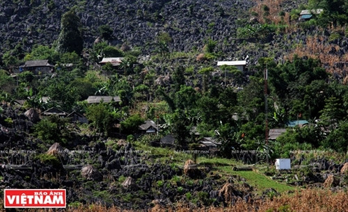 Một bản nhỏ bên đèo Mã Pí Lèng. Ảnh: Trịnh Bộ Một bản nhỏ bên đèo Mã Pí Lèng. Ảnh: Trịnh Bộ