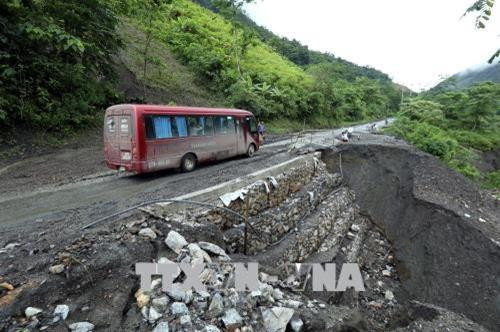 Một điểm sạt lở trên Quốc lộ 12. Ảnh: Phan Tuấn Anh - TTXVN