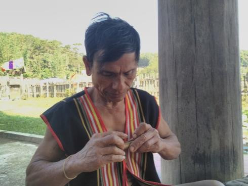 Nghệ nhân A Lễ chế tác Tà vẩu Nghệ nhân A Lễ chế tác Tà vẩu