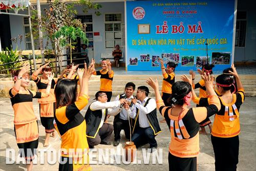 Một tiết mục ca múa truyền thống do các thanh niên Raglai trình diễn tại xã Phước Chiến (huyện Thuận Bắc, tỉnh Ninh Thuận)