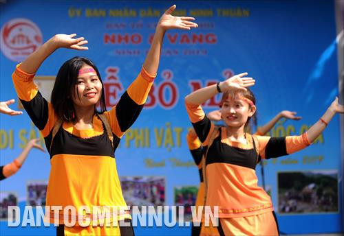 Các thiếu nữ Raglai với điệu múa truyền thống