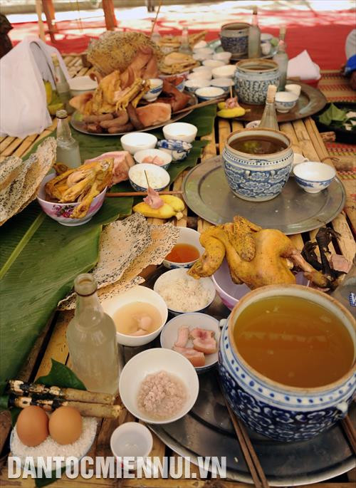 Mâm lễ bỏ mã bao gồm: côm rượu, gà luộc, đầu heo luộc chín có gan, thố đựng rượu, nữa nãi chuối, một chai rượu trắng... Mâm lễ bỏ mã bao gồm: côm rượu, gà luộc, đầu heo luộc chín có gan, thố đựng rượu, nữa nãi chuối, một chai rượu trắng...