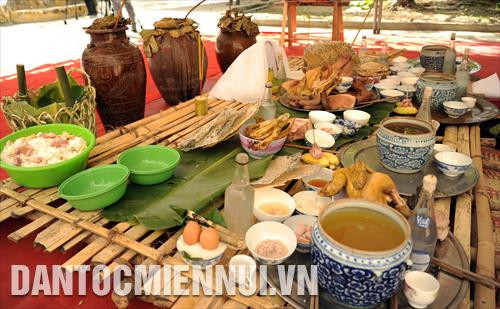Mâm lễ bỏ mã bao gồm: côm rượu, gà luộc, đầu heo luộc chín có gan, thố đựng rượu, nữa nãi chuối, một chai rượu trắng... Mâm lễ bỏ mã bao gồm: côm rượu, gà luộc, đầu heo luộc chín có gan, thố đựng rượu, nữa nãi chuối, một chai rượu trắng...