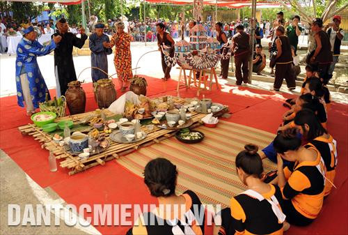 Các thầy cúng cùng chủ gia và Mã la đánh trung wơ đi vòng quanh Kago và lễ vật Các thầy cúng cùng chủ gia và Mã la đánh trung wơ đi vòng quanh Kago và lễ vật