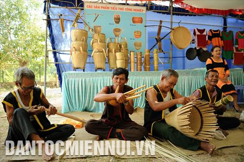 Trình diễn diễn tấu nhạc cụ và chế tác các sản phẩm tiểu thủ công nghiệp truyền thống của đồng bào dân tộc Raglai