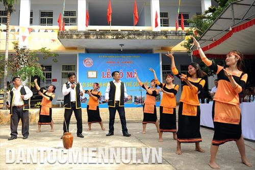 Một tiết mục ca múa truyền thống do các thanh niên Raglai trình diễn tại xã Phước Chiến (huyện Thuận Bắc, tỉnh Ninh Thuận)