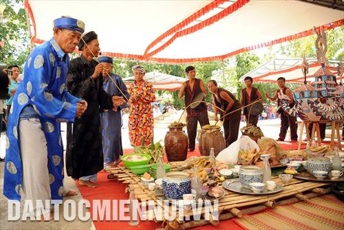Các thầy cúng cùng chủ gia và Mã la đánh trung wơ đi vòng quanh Kago và lễ vật Các thầy cúng cùng chủ gia và Mã la đánh trung wơ đi vòng quanh Kago và lễ vật