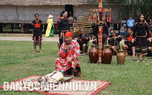 Thầy cúng làm lễ cúng sức khỏe cho chủ nhà. Ảnh: H. Hải