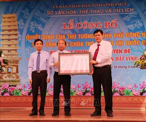 Trao Quyết định công nhận Tháp gốm men chùa Trò của Vĩnh Phúc là Bảo vật quốc gia. Ảnh: Nguyễn Thảo - TTXVN