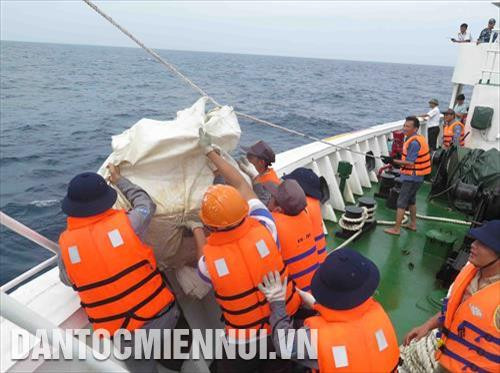 Chuyển hàng từ tàu của đoàn công tác lên nhà giàn Chuyển hàng từ tàu của đoàn công tác lên nhà giàn
