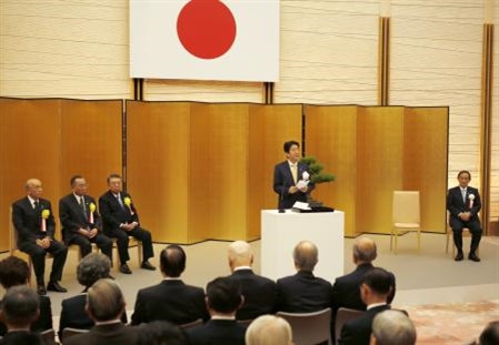 Thủ tướng Nhật Bản Shinzo Abe (giữa, đứng) phát biểu trước nội các ở Tokyo ngày 22/12. Kyodo/ TTXVN