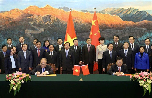 Chủ tịch Quốc hội Nguyễn Sinh Hùng và Chủ tịch Nhân Đại Trương Đức Giang ký Thỏa thuận hợp tác giữa Quốc hội hai nước sau lễ đón và hội đàm. Ảnh: Nhan Sáng-TTXVN Chủ tịch Quốc hội Nguyễn Sinh Hùng và Chủ tịch Nhân Đại Trương Đức Giang ký Thỏa thuận hợp tác giữa Quốc hội hai nước sau lễ đón và hội đàm. Ảnh: Nhan Sáng-TTXVN