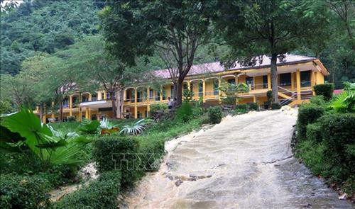 Trường Phổ thông dân tộc bán trú Trung học cơ sở Thượng Nông đã xảy ra 3 đợt sụt lún, sau mỗi trận mưa, vết nứt ngày một rõ và mức độ ngày càng nguy hiểm hơn. Ảnh: Văn Tý-TTXVN Trường Phổ thông dân tộc bán trú Trung học cơ sở Thượng Nông đã xảy ra 3 đợt sụt lún, sau mỗi trận mưa, vết nứt ngày một rõ và mức độ ngày càng nguy hiểm hơn. Ảnh: Văn Tý-TTXVN