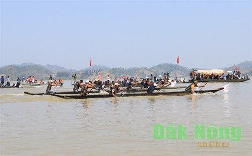 Các đội đua thuyền xuất sắc thi đấu ở vòng chung kết