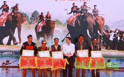 Trao giải cho các chủ thuyền, chủ voi đạt giải cao trong Lễ hội đua voi và đua thuyền độc mộc