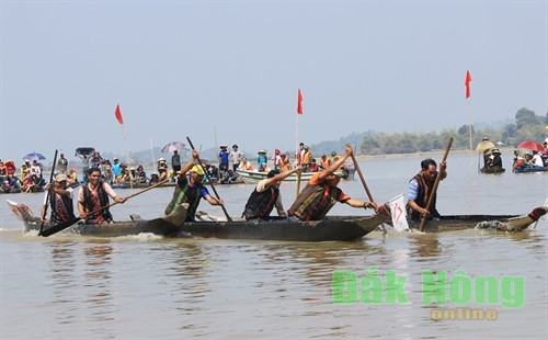 Đua thuyền độc mộc 2 vận động viên